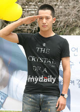 幻灯图：李莞12日上午参军服役 开始两年军队生活