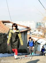 组图：韩星朴河宣做公益 为贫困家庭送煤