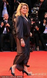 高清图：《傀儡》首映 凯瑟琳-德纳芙大派香吻