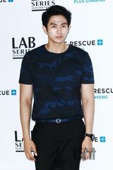 组图：任瑟雍金材昱等潮装出席品牌新品发布会