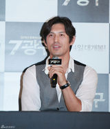 高清组图：韩片《第七矿区》试映 河智苑抹胸裙性感