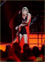 组图：泰勒爆乳红披风献唱 镶钻礼服风骚秀美背