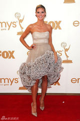 组图：艾美奖红毯 海蒂-克拉姆和老公恩爱亮相