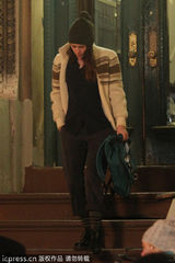 组图：斯图尔特街头拍电影 素颜出镜显憔悴