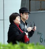 组图：潘玮柏上海行孝 陪母亲逛街吃饭