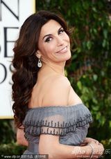 组图：金球奖乔-恰阿帕蕾丝宝塔裙亮相红毯