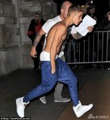 组图：比伯生日凌晨赤膊走街被拍 哈腰露屁股