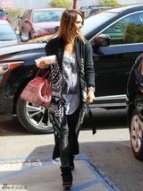 组图：阿尔芭休闲简装外出神情愉悦 展熟女魅力