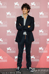 组图：《炎夏》记者会 贝鲁奇中性装亮相也妩媚