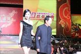 组图：冯馨瑶亮相“群英盛典”尽显妩媚性感