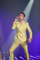 组图：我是歌手羽泉爆冷夺冠 邓超帮唱抢戏