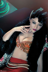 高清组图：周海媚拍摄紫魅写真 内衣上阵秀丰胸 