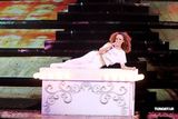 幻灯组图：李玟个唱玩变装秀 浴池上演“贵妃醉酒”