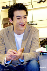 组图：林更新阳光帅气亮相活动 粉丝众多引现场混乱