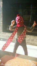 组图：曝赵薇爱女小四月萌照 母女海洋馆看海豚