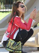 组图：杰西卡阿尔芭公园散步 街边俯身美胸走光