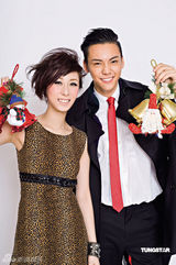 幻灯图集：容祖儿率师弟师妹拍宣传照 送圣诞祝愿