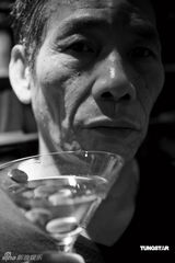 幻灯图：《维多利亚壹号》众演员换华服把酒谈心 