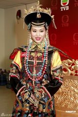 幻灯图：《万凰之王》主演试装 胡杏儿宣萱争宠