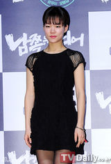 组图：《南方大作战》试映 吴妍秀身着红裙出席