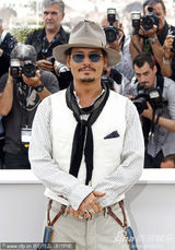 高清组图：德普宣传《海盗4》 佩内洛普紧身裙性感