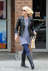 组图：詹纽瑞-琼斯街拍 短款机车夹克搭条纹衫