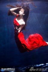 组图：潘霜霜化身水中精灵 渲染烈红色祝福爱情