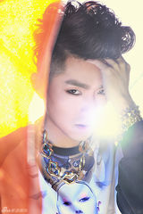 组图：歌浴森发新歌写真 卷发眼线扮潮人