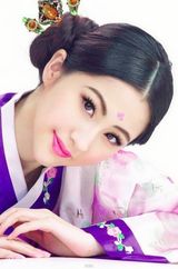 组图：蓝燕代言护肤产品 韩服打扮明媚动人