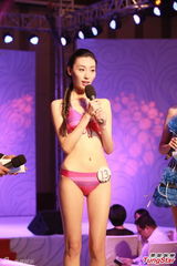 组图：亚姐大中华赛区泳衣秀 爆乳美腿一览无余