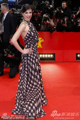 高清：《仰天长啸》首映 导演维多利亚被面具男抱起