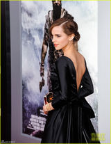 组图: 艾玛出席首映活动 露背礼服端庄优雅