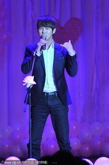 组图：Junjin见面会秀劲歌热舞 与粉丝上演经典拥抱