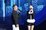 组图：李大双李小双兄弟携妻赛幸福 李琳丸子头献唱
