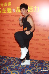 组图：任贤齐健身代言秀麒麟臂