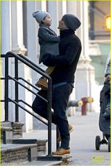 组图：奥兰多带子出街骑大马 小弗林吐舌卖萌