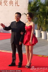 组图：《建党伟业》黄建新亮相 李沁超短红裙可爱