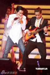 组图：萧敬腾唱《black or white》 向杰克逊致敬