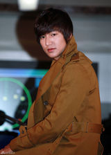 组图：李敏镐朴敏英具荷拉《城市猎人》公开拍摄