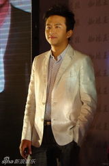 幻灯图：邓超帅气代言名鞋 启动新书成工作“超人”