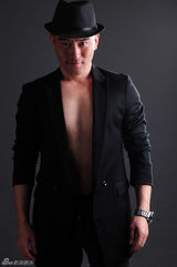 组图：樊昊仑脱下军装演绎率性写真