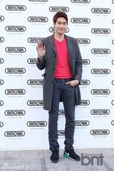 组图：张赫郑糠云等帅气出席新店开业活动