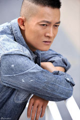 组图：杨志刚夏日牛仔写真彰显个性