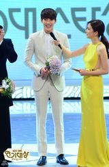 组图：李宝英捧SBS大奖 李敏镐得奖最多赢五冠