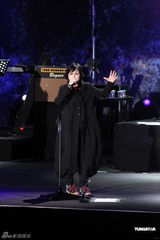 组图：小红莓乐队三度来台开唱 李心洁夫妇现身