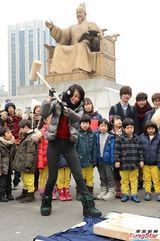 组图：林峰秀臂劲舞与郑嘉颖献声