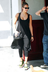 高清图：杰西卡-阿尔芭黑衣亮相 产后胸围上涨