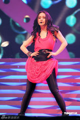 幻灯图：Twins同台献唱 阿娇与陈伟霆贴身热舞