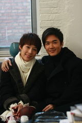 幻灯图：毛阿敏“弟弟”毛泽侨拍MV帅气出镜