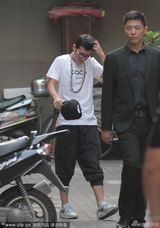 组图：陈冠希风骚摘帽子撩发痞样十足